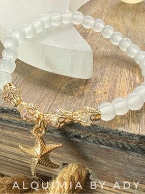 SEA AND GLASS White Beaded Bracelet with Gold Starfish Charm